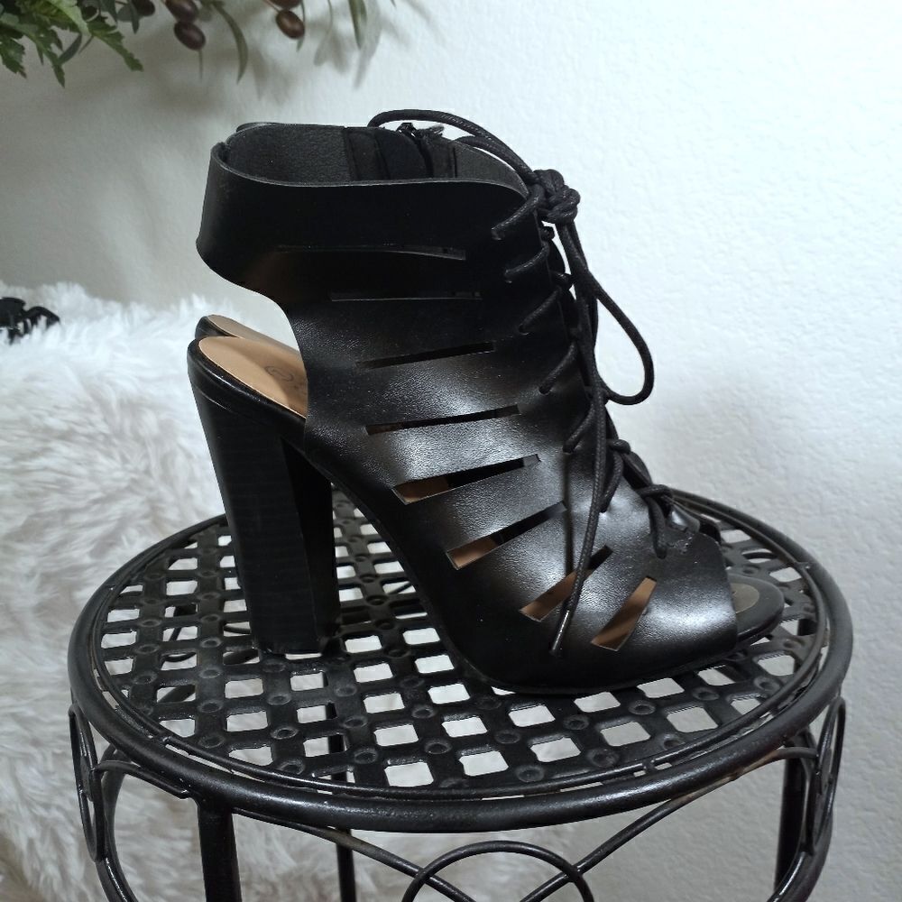 FOREVER 21 BLACK OPEN TOE BOOTIES SZ.7 EUC